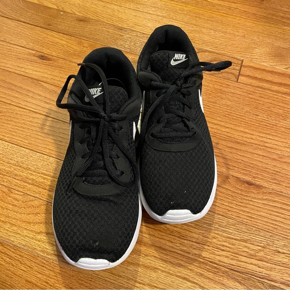 Nike women’s Tanjun sneakers - size 9. - Picture 10 of 10